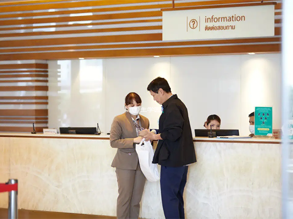 康民国际医院在机场设有专门的“服务柜台”
