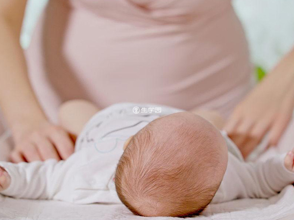 刚出生的男宝宝使用纸尿裤要内摺